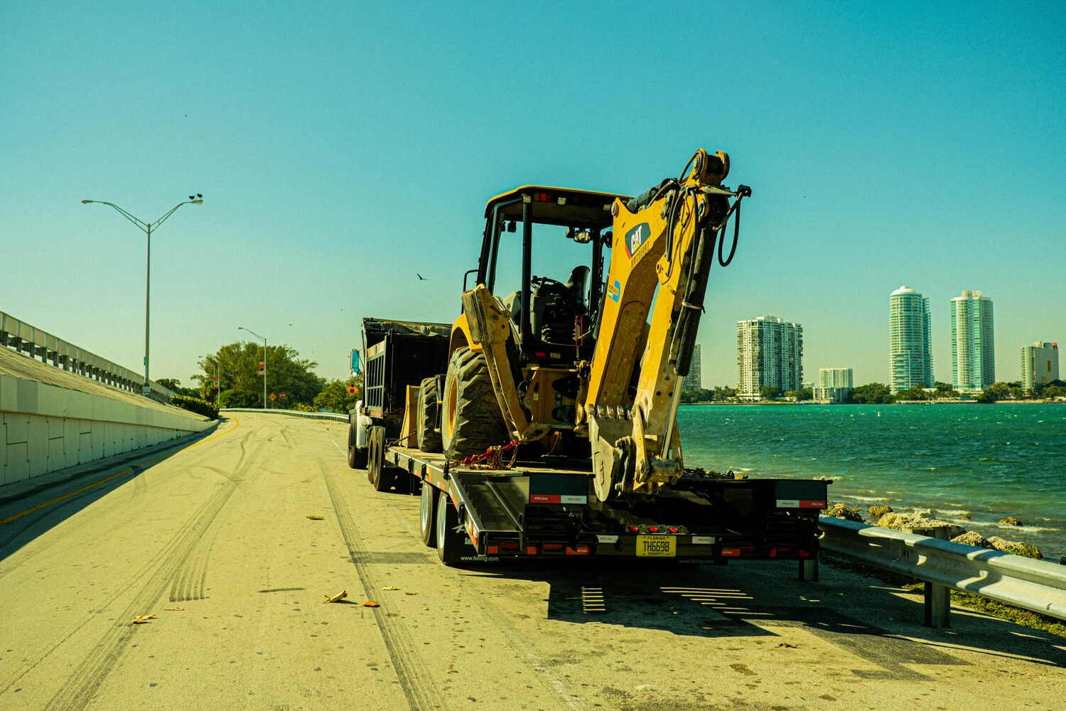 What Are Heavy Equipment Hauling Services? A Guide for Businesses and Fleet Managers